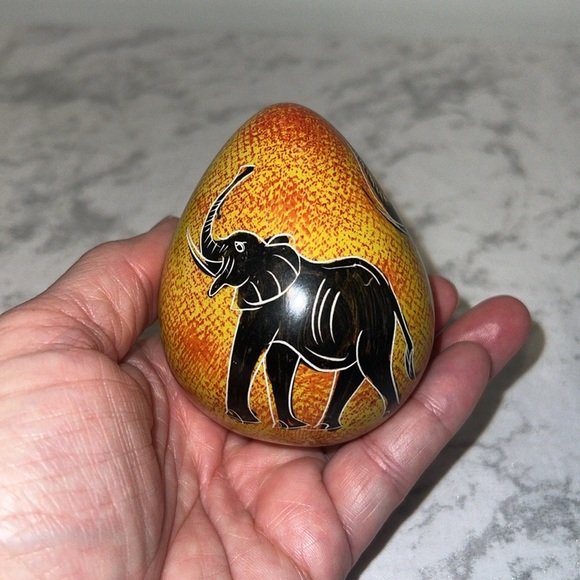 Painted Elephants and Tree Collectable Egg - Picture 3 of 3